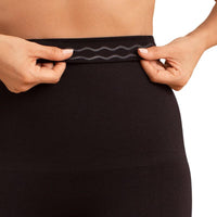 Détail du haut du legging gainant taille haute, mettant en avant l'elasticité et le confort du tissu.