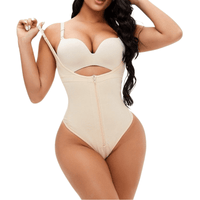 Combi string beige avec bretelles réglables pour un maintien optimal et une silhouette affinée.