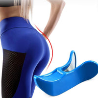 Femme utilisant un accessoire ButtFly pour muscler fessiers, cuisses et périnée à la maison.