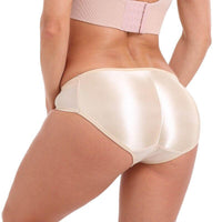 Culotte push up satin beige, effet bombé et galbant pour des fesses rehaussées et une silhouette amincie.