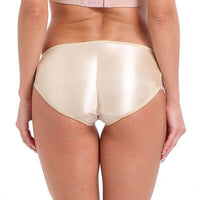 Culotte push up satin beige vue arrière, effet liftant, silhouette amincie et fesses bombées.