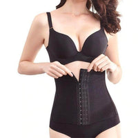 Femme portant un gaine corset ultra ventre plat, ajustant le fermoir pour un effet amincissant immédiat.