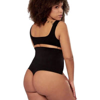 Femme à la silhouette ronde portant un haut noir et un bas noir, mettant en valeur son style sexy.