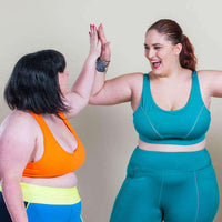 Deux femmes en haut de sport célébrant leurs efforts pour brûler des calories et améliorer leur santé.