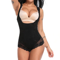 Femme en body noir avec une lingerie en dentelle, mettant en valeur son allure Pin-Up.