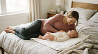 Vue du dessus, jeune maman allongée sur son lit avec son bébé à côté d'elle
