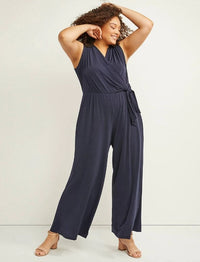 Femme ronde portant une combi-short élégante et confortable, mettant en valeur ses courbes avec style.