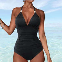 Femme qui porte un Maillot de bain noir zéro défaut