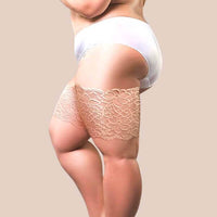 Femme portant des jarretelles en dentelle pour éviter les frottements entre les cuisses.